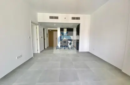 شقة - غرفة نوم - 2 حمامات للايجار في الطراز - حي نسيج - الجادة - الشارقة