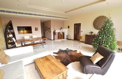 Living Room image for: Apartment - 3 Bedrooms - 4 Bathrooms for sale in Tanzanite - Tiara Residences - Palm Jumeirah - Dubai, Image 1