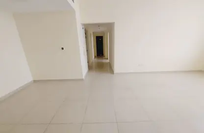 شقة - 3 غرف نوم - 3 حمامات للايجار في بناية هاجر - تجارية مويلح - الشارقة