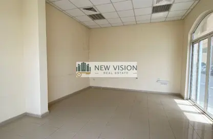Shop - Studio for rent in Al Qulaya'ah - Al Sharq - Sharjah