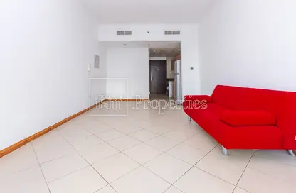 Living Room image for: Apartment - 1 Bathroom for sale in Marina Diamond 1 - Marina Diamonds - Dubai Marina - Dubai, Image 1