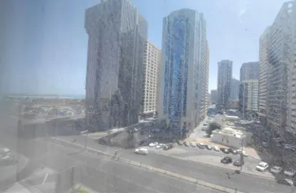 شقة - 2 غرف نوم - 2 حمامات للايجار في برج مراجيب - شارع حمدان - أبوظبي