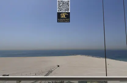 شقة - 3 غرف نوم - 2 حمامات للايجار في برج الكورنيش - طريق كورنيش عجمان - عجمان