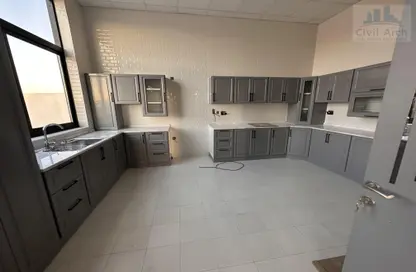 صورة لـ مطبخ فيلا - 5 غرف نوم - 6 حمامات للايجار في ام نهد الثالثه - دبي لاند - دبي ، صورة رقم 1