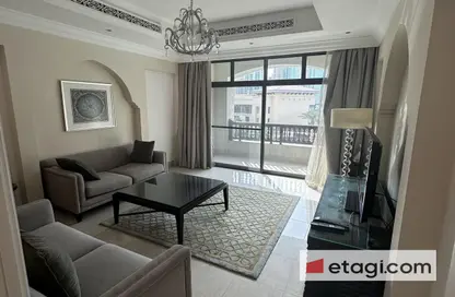 Living Room image for: Apartment - 1 Bedroom - 2 Bathrooms for rent in Souk Al Bahar - The Old Town Island - Downtown Dubai - Dubai, Image 1