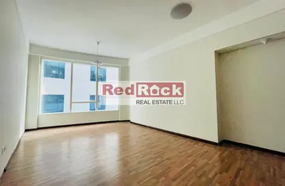 شقة - 2 غرف نوم - 2 حمامات للايجار في كورنيش البحيرة - الشارقة