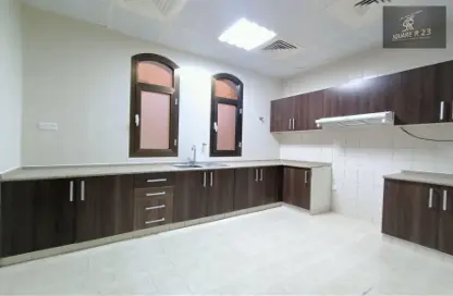 صورة لـ مطبخ شقة - غرفة نوم - 1 حمام للايجار في مجمع الوزارات - خليفة بارك - الطريق الشرقي - أبوظبي ، صورة رقم 1