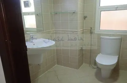 صورة لـ حمام فيلا - 4 غرف نوم - 4 حمامات للايجار في المشرف - أبوظبي ، صورة رقم 1