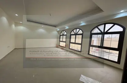 صورة لـ سلم فيلا - 5 غرف نوم - 6 حمامات للايجار في مركز محمد بن زايد - مدينة محمد بن زايد - أبوظبي ، صورة رقم 1