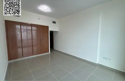 شقة - غرفة نوم - 2 حمامات للايجار في طريق كورنيش عجمان - عجمان