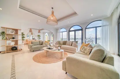 Living Room image for: Villa - 6 Bedrooms - 6 Bathrooms for rent in Garden Homes Frond D - Garden Homes - Palm Jumeirah - Dubai, Image 1