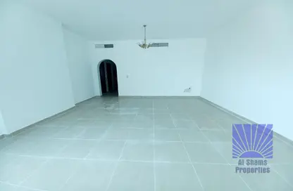 شقة - غرفة نوم - 2 حمامات للايجار في التعاون - الشارقة