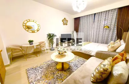 Living Room image for: Apartment - 1 Bathroom for rent in AZIZI Riviera 5 - Meydan One - Meydan - Dubai, Image 1