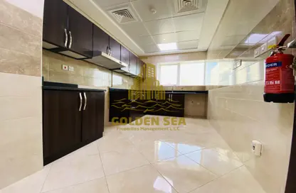 صورة لـ مطبخ شقة - 2 غرف نوم - 2 حمامات للايجار في شارع المطار - أبوظبي ، صورة رقم 1