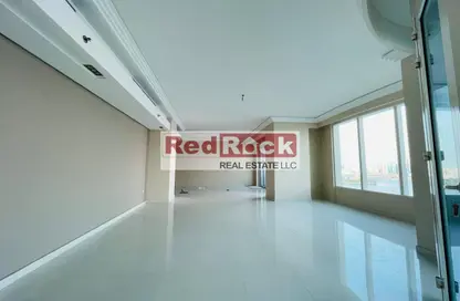 شقة - 4 غرف نوم - 4 حمامات للايجار في كورنيش البحيرة - الشارقة