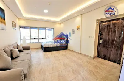 Living Room image for: Apartment - 1 Bathroom for rent in Mushrif Park - Al Mushrif - Abu Dhabi, Image 1
