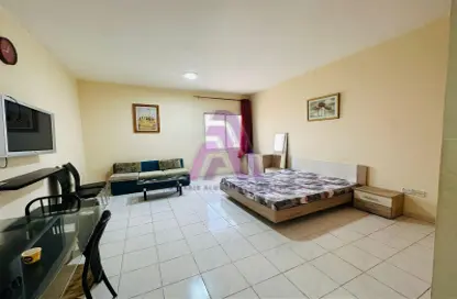 صورة لـ غرفة- غرفة النوم شقة - 1 حمام للايجار في يو٠٢ - طراز إيطالي - المدينة الدولية - دبي ، صورة رقم 1