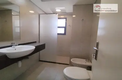 صورة لـ حمام فيلا - 5 غرف نوم - 7 حمامات للايجار في بناية المرور - شارع سلطان بن زايد الاول - منطقة المرور - أبوظبي ، صورة رقم 1