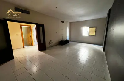 شقة - 2 غرف نوم - 2 حمامات للايجار في المحطة - القاسمية - الشارقة