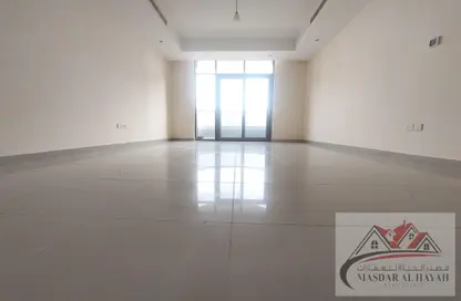 شقة - 2 غرف نوم - 3 حمامات للايجار في برج صحارى 3 - مجمع صحارى - النهدة - الشارقة