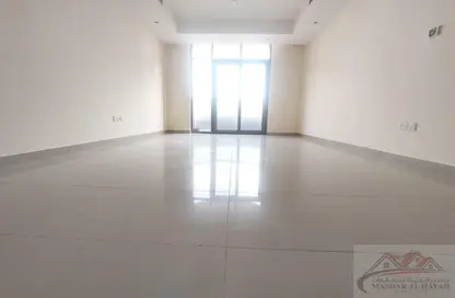 شقة - 2 غرف نوم - 3 حمامات للايجار في برج صحارى 3 - مجمع صحارى - النهدة - الشارقة