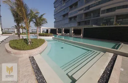 صورة لـ حوض سباحة شقة - غرفة نوم - 2 حمامات للبيع في مساكن لامار - برج السيف - شاطئ الراحة - أبوظبي ، صورة رقم 1