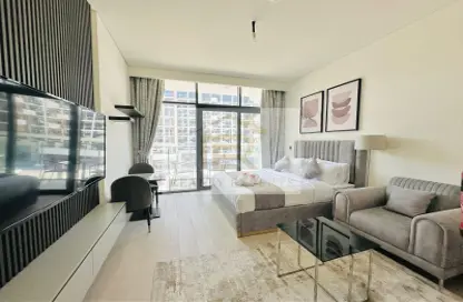 Living Room image for: Apartment - 1 Bathroom for rent in AZIZI Riviera - Meydan One - Meydan - Dubai, Image 1