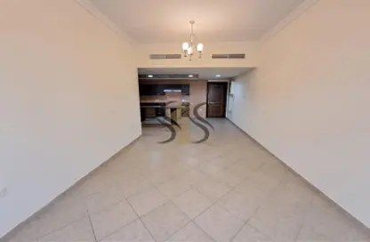 شقة - غرفة نوم - 1 حمام للايجار في مبنى ميترو - البرشاء 1 - البرشاء - دبي
