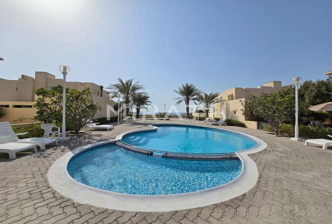 Villa - 4 Bedrooms - 5 Bathrooms for rent in Jumeirah 1 Villas - Jumeirah 1 - Jumeirah - Dubai