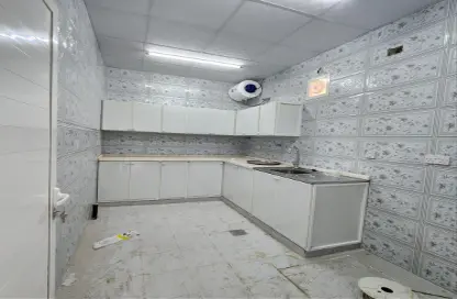 صورة لـ مطبخ شقة - 2 غرف نوم - 2 حمامات للايجار في مدينة الفلاح - أبوظبي ، صورة رقم 1