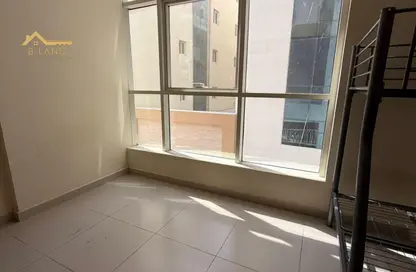 شقة - 2 غرف نوم - 2 حمامات للايجار في مجمع مويلح - تجارية مويلح - الشارقة