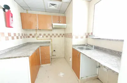 صورة لـ مطبخ شقة - 1 حمام للايجار في شارع الشرقي - شارع الشيخ حمد بن عبدالله - الفجيرة ، صورة رقم 1