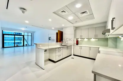صورة لـ مطبخ شقة - غرفة نوم - 2 حمامات للايجار في مساكن لامار - برج السيف - شاطئ الراحة - أبوظبي ، صورة رقم 1