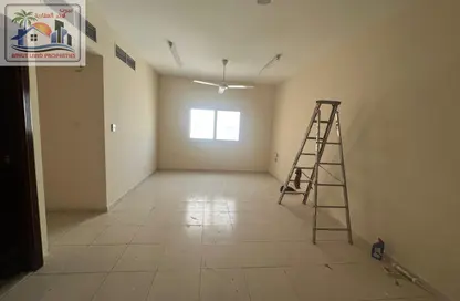 شقة - غرفة نوم - 2 حمامات للايجار في بناء النباعة - النبعة - الشرق - الشارقة