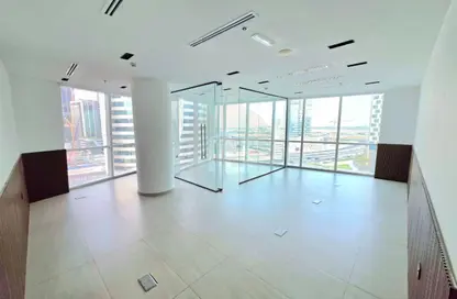 مكتب - استوديو للايجار في B2B  برج - الخليج التجاري - دبي