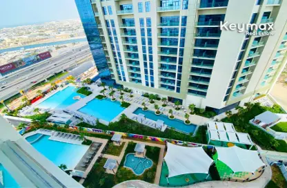 صورة لـ حوض سباحة شقة - 2 غرف نوم - 2 حمامات للايجار في آيكون سيتي  تاور سي - آيكن سيتي - الخليج التجاري - دبي ، صورة رقم 1