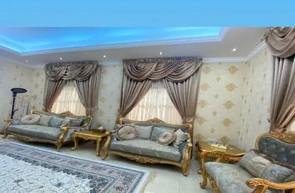 صورة لـ غرفة المعيشة فيلا - 4 غرف نوم - 6 حمامات للبيع في المويهات - عجمان ، صورة رقم 1
