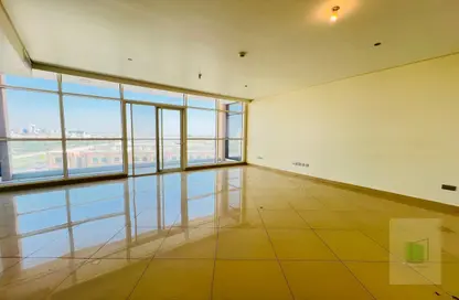 شقة - 3 غرف نوم - 4 حمامات للايجار في يونايتد سكوير - الخالدية - أبوظبي