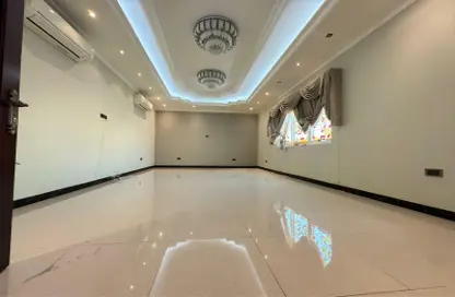 صورة لـ غرفة فارغة شقة - 1 حمام للايجار في مجمع رقم  16 - مدينة خليفة - أبوظبي ، صورة رقم 1