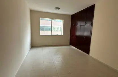 شقة - 2 غرف نوم - 4 حمامات للايجار في التعاون - الشارقة