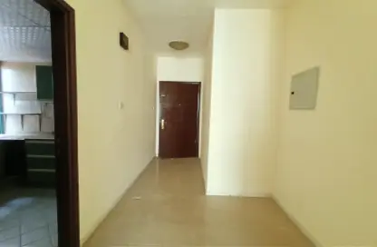 صورة لـ ردهة-ممر شقة - غرفة نوم - 1 حمام للايجار في طريق فاير ستاشن - مويلح - الشارقة ، صورة رقم 1