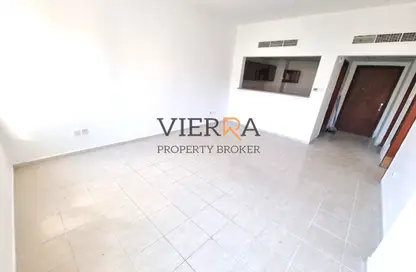 شقة - غرفة نوم - 2 حمامات للبيع في واي-11 - طراز إنجليزي - المدينة الدولية - دبي
