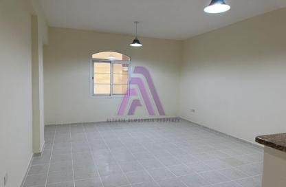 شقة - غرفة نوم - 2 حمامات للايجار في بي٢١ - طراز فرنسي - المدينة الدولية - دبي