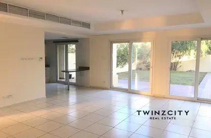 فيلا - 3 غرف نوم - 2 حمامات للبيع في الينابيع 7 - الينابيع - دبي