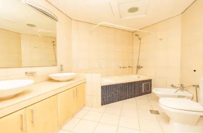 Apartment - 2 Bedrooms - 3 Bathrooms for rent in Al Habool - Shoreline Apartments - Palm Jumeirah - Dubai