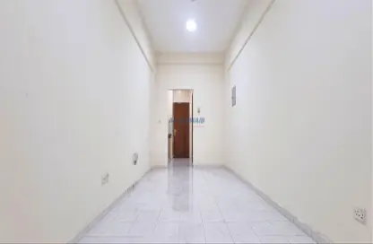 Empty Room image for: Apartment - 1 Bathroom for rent in Al Baraha - Deira - Dubai, Image 1