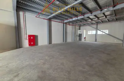 Warehouse - Studio - 2 Bathrooms for rent in RAS - Umm Ramool - Dubai