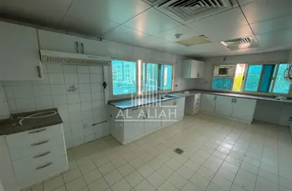 صورة لـ مطبخ شقة - 3 غرف نوم - 3 حمامات للايجار في المناصير - أبوظبي ، صورة رقم 1