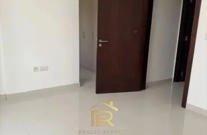 شقة - 2 غرف نوم - 3 حمامات للايجار في البرج الأسباني - مدينة دبي الرياضية - دبي