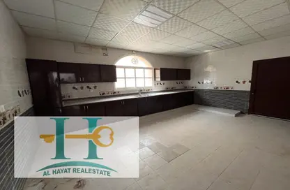 صورة لـ مطبخ شقة - 5 غرف نوم - 6 حمامات للايجار في الياسمين - عجمان ، صورة رقم 1